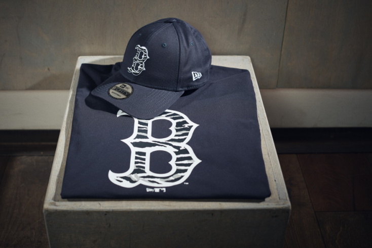 Η New Era φέρνει στον κόσμο εμφανίσεις με το λογότυπο των Boston Red Sox του Major League Baseball.