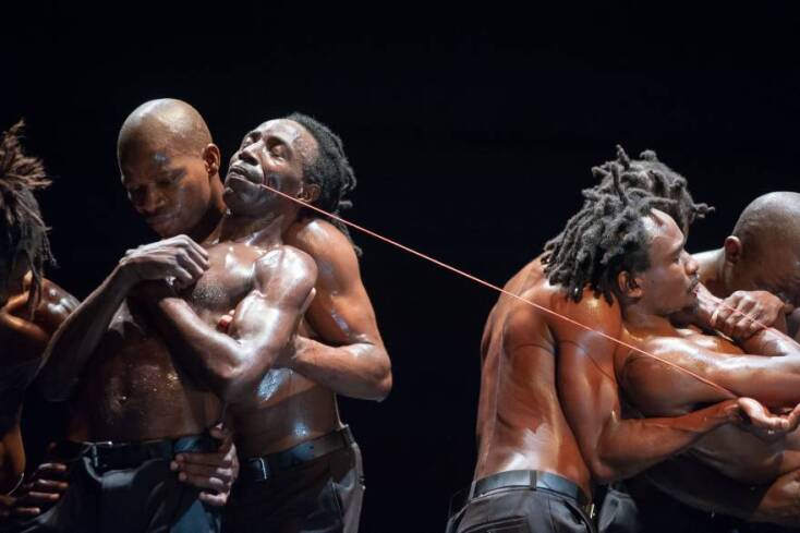 Στιγμιότυπο από τη χορευτική παράσταση του Γιόζεφ Νατζ, «OMMA»