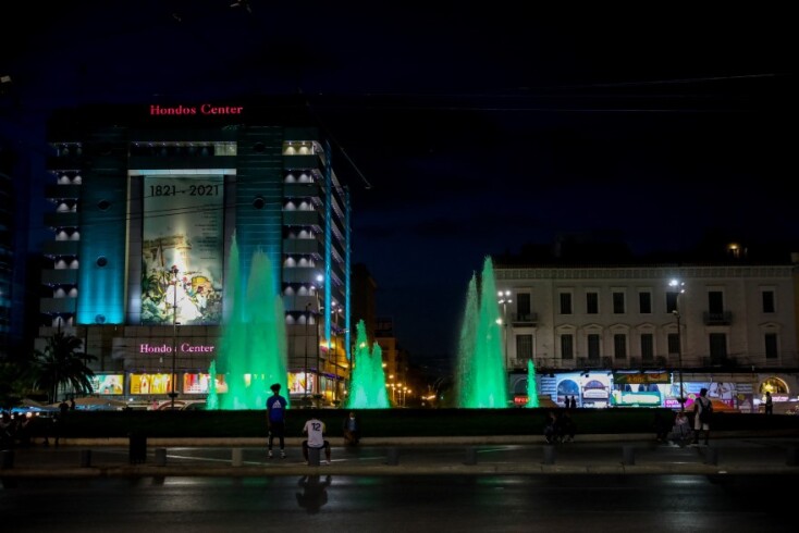 Το συντριβάνι της Ομόνοια φωταγωγημένο © ΑΠΕ/ΔΗΜΗΤΡΟΠΟΥΛΟΣ ΣΩΤΗΡΗΣ