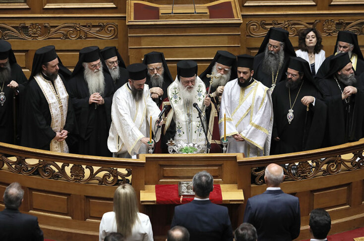 Η ορκωμοσία των 300 στη Βουλή: Στο κέντρο ο Αρχιεπίσκοπος Ιερώνυμος