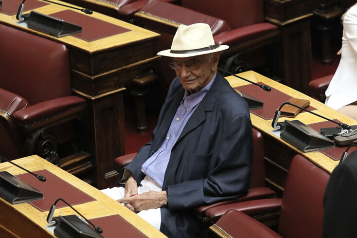 Η ορκωμοσία των 300 στη Βουλή: Ο βουλευτής του ΣΥΡΙΖΑ Βασίλης Βασιλικός