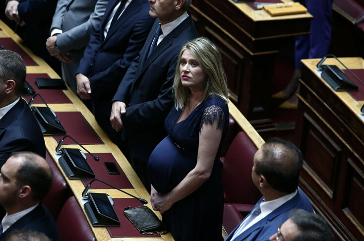 Η ορκωμοσία των 300 στη Βουλή: Η βουλευτής της ΝΔ στην Α' Θεσσαλονίκη Άννα Ευθυμίου σε προχωρημένη εγκυμοσύνη