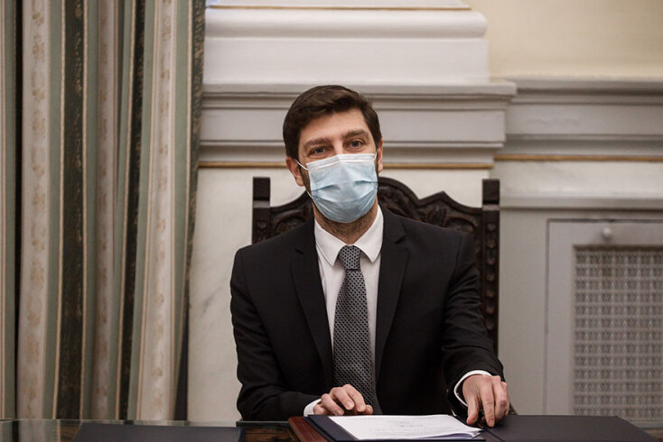 Ο Νικόλας Γιατρομανωλάκης, υπέρμαχος των δικαιωμάτων της ΛΟΑΤΚΙ κοινότητας και πρώτο ανοικτά ομοφυλόφιλο μέλος κυβέρνησης στην Ελλάδα, στην ορκωμοσία του στο Προεδρικό Μέγαρο