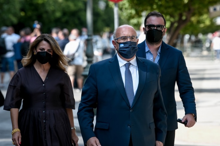 Στιγμιότυπο από την άφιξη των νέων υπουργών και υφυπουργών στην τελετή ορκωμοσίας 