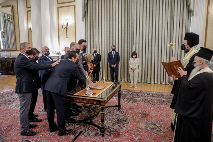 Στιγμιότυπο από την ορκωμοσία των νέων υπουργών της κυβέρνησης