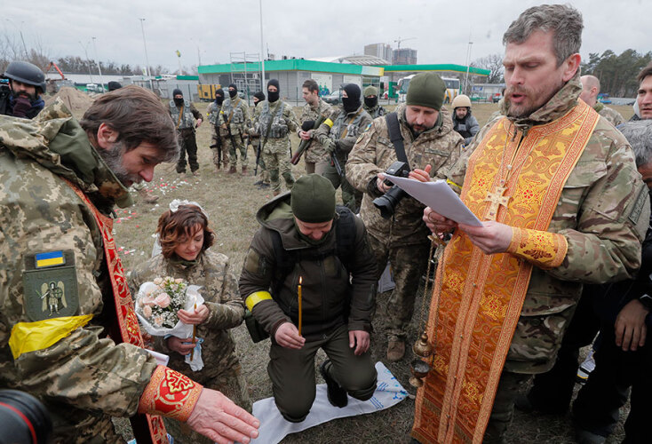 Γαμπρός και νύφη στο Κίεβο ετοιμάζονται να παντρευτούν στα χαρακώματα