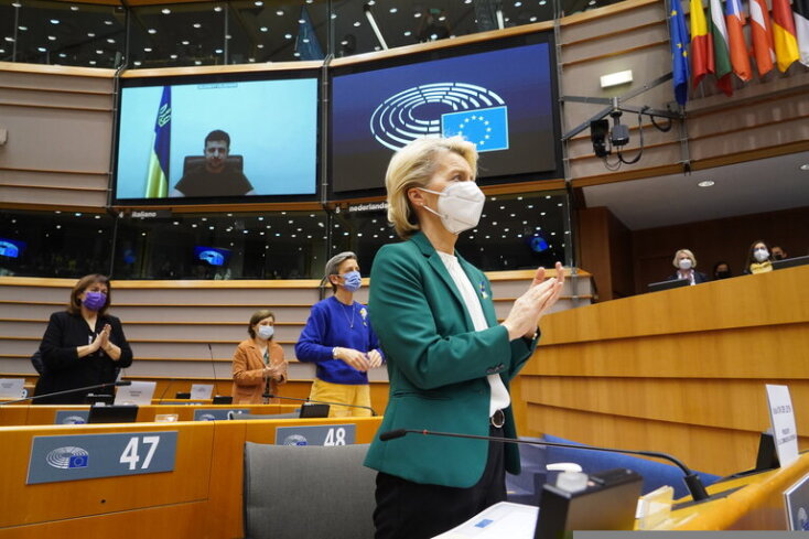 Η πρόεδρος της Κομισιόν, Ούρσουλα φον ντερ Λάιεν, χειροκροτά όρθια τον Βολοντίμιρ Ζελένσκι