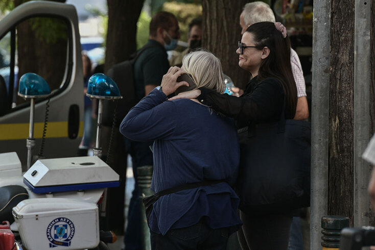 Η κόρη του Νίκου Μιχαλολιάκου, Ουρανία, έξω από τη ΓΑΔΑ την ώρα που ξεκινά η μεταγωγή των καταδικασθέντων της Χρυσής Αυγής