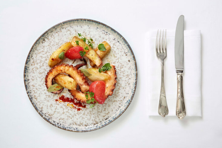 Xταπόδι στον φούρνο με πατάτες, θρούμπι και λεμόνι