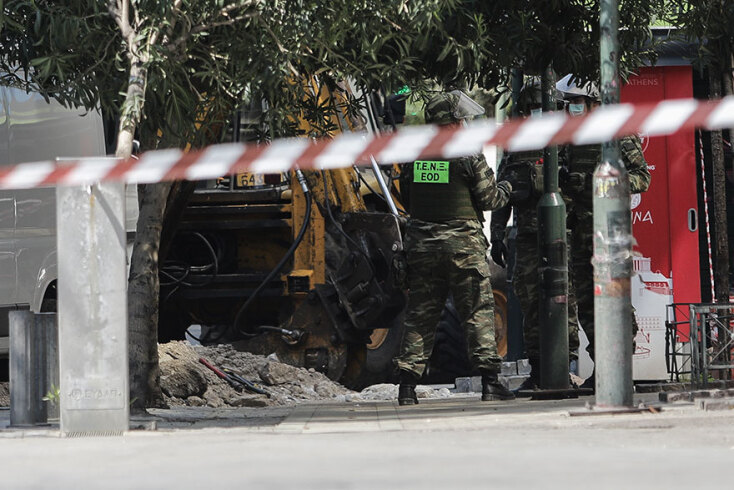 Εικόνα από το αποκλεισμένο Σύνταγμα αφότου νόμιζαν πως βρέθηκε οβίδα του Β' Παγκοσμίου Πολέμου © EUROKINISSI/ΓΙΑΝΝΗΣ ΠΑΝΑΓΟΠΟΥΛΟΣ