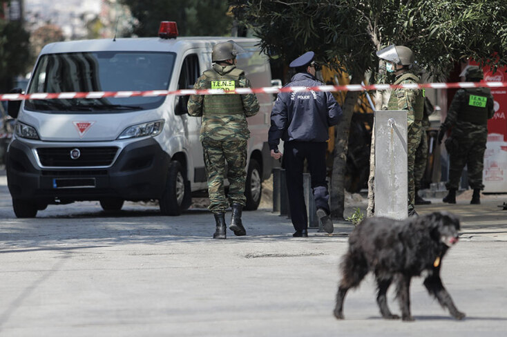 Εικόνα από το αποκλεισμένο Σύνταγμα αφότου νόμιζαν πως βρέθηκε οβίδα του Β' Παγκοσμίου Πολέμου © EUROKINISSI/ΓΙΑΝΝΗΣ ΠΑΝΑΓΟΠΟΥΛΟΣ