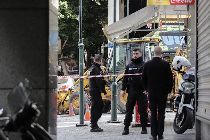 Εικόνα από το αποκλεισμένο Σύνταγμα αφότου νόμιζαν πως βρέθηκε οβίδα του Β' Παγκοσμίου Πολέμου © EUROKINISSI/ΓΙΑΝΝΗΣ ΠΑΝΑΓΟΠΟΥΛΟΣ