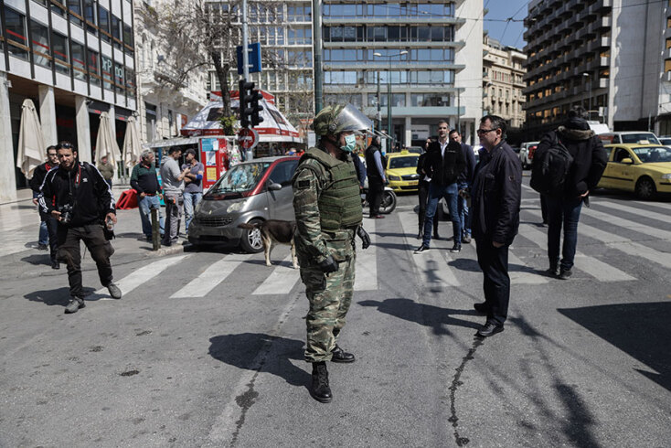Εικόνα από το αποκλεισμένο Σύνταγμα αφότου νόμιζαν πως βρέθηκε οβίδα του Β' Παγκοσμίου Πολέμου © EUROKINISSI/ΓΙΑΝΝΗΣ ΠΑΝΑΓΟΠΟΥΛΟΣ