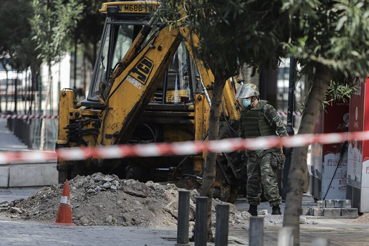 Εικόνα από το αποκλεισμένο Σύνταγμα αφότου νόμιζαν πως βρέθηκε οβίδα του Β' Παγκοσμίου Πολέμου © EUROKINISSI/ΓΙΑΝΝΗΣ ΠΑΝΑΓΟΠΟΥΛΟΣ