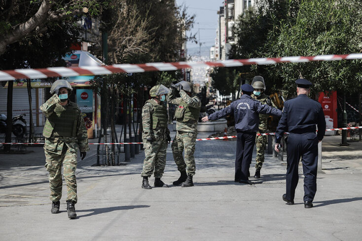 Εικόνα από το αποκλεισμένο Σύνταγμα αφότου νόμιζαν πως βρέθηκε οβίδα του Β' Παγκοσμίου Πολέμου © EUROKINISSI/ΓΙΑΝΝΗΣ ΠΑΝΑΓΟΠΟΥΛΟΣ
