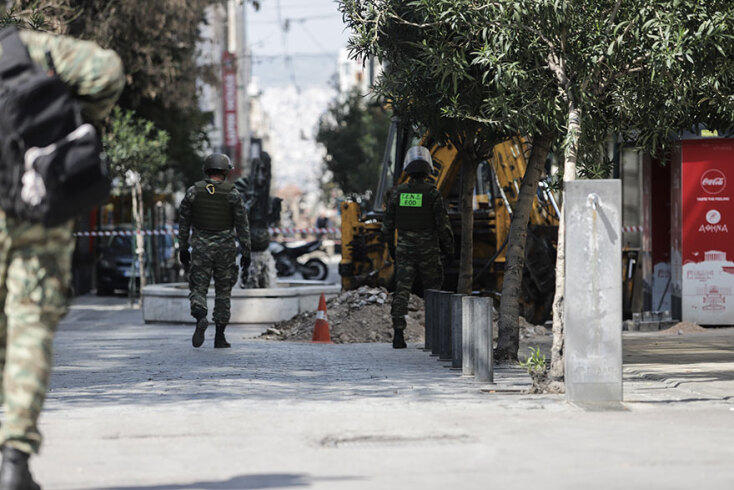 Εικόνα από το αποκλεισμένο Σύνταγμα αφότου νόμιζαν πως βρέθηκε οβίδα του Β' Παγκοσμίου Πολέμου © EUROKINISSI/ΓΙΑΝΝΗΣ ΠΑΝΑΓΟΠΟΥΛΟΣ