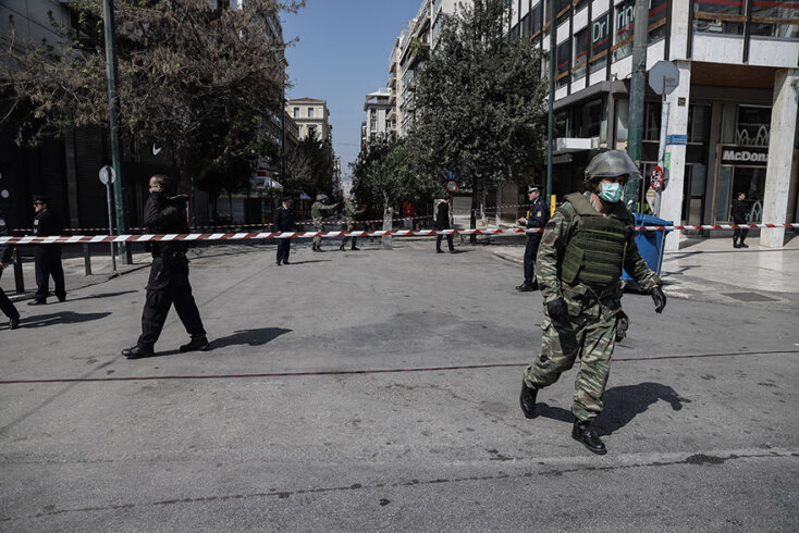 Εικόνα από το αποκλεισμένο Σύνταγμα αφότου νόμιζαν πως βρέθηκε οβίδα του Β' Παγκοσμίου Πολέμου © EUROKINISSI/ΓΙΑΝΝΗΣ ΠΑΝΑΓΟΠΟΥΛΟΣ