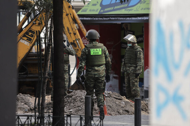 Εικόνα από το αποκλεισμένο Σύνταγμα αφότου νόμιζαν πως βρέθηκε οβίδα του Β' Παγκοσμίου Πολέμου © EUROKINISSI/ΓΙΑΝΝΗΣ ΠΑΝΑΓΟΠΟΥΛΟΣ