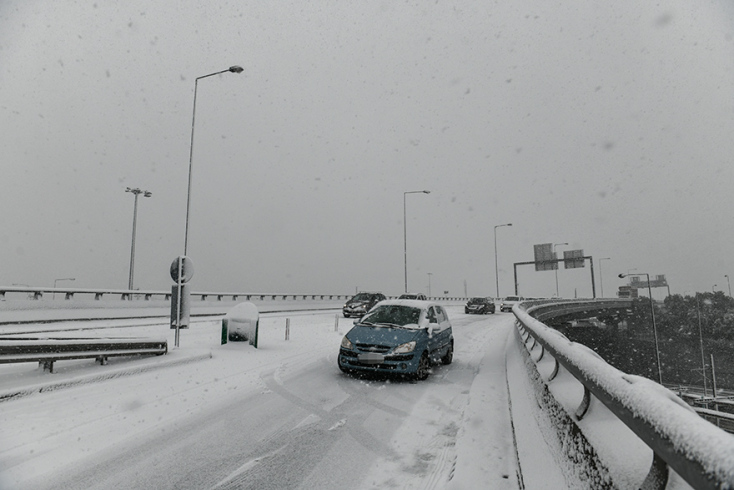 Οδηγοί εγκλωβίστηκαν στην Αττική Οδό λόγω της κακοκαιρίας 