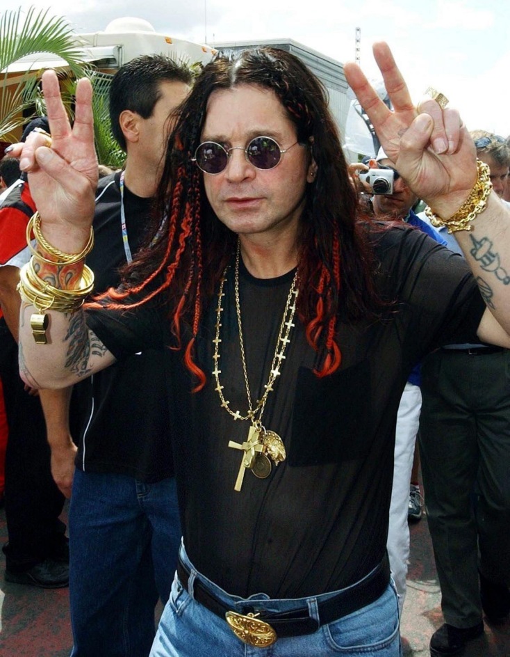 Ο Ozzy Obsourne σχηματίζει με τα χέρια του το σήμα της νίκης