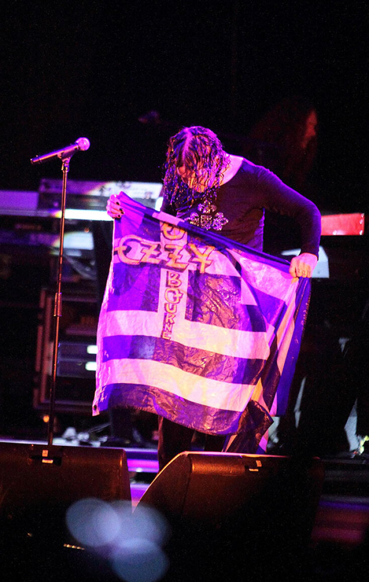 O Ozzy Osbourne κρατά ελληνική σημαία - Στιγμιότυπο από τη συναυλία του στην Αθήνα, τον Σεπτέμβριο του 2010