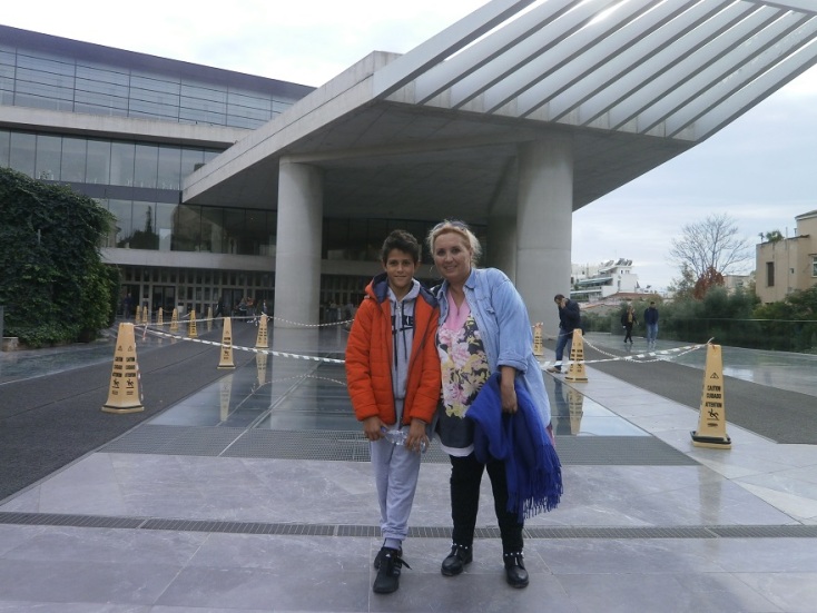 Ο μικρός Χρήστος με τη δασκάλα του σε εκπαιδευτική εκδρομή 