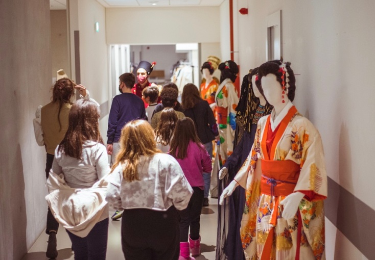 Τα παιδιά κατευθύνονται στο βεστιάριο της ΕΛΣ.