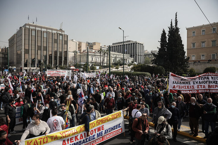Πλήθος κόσμου στην απεργιακή κινητοποίηση του ΠΑΜΕ στο Σύνταγμα