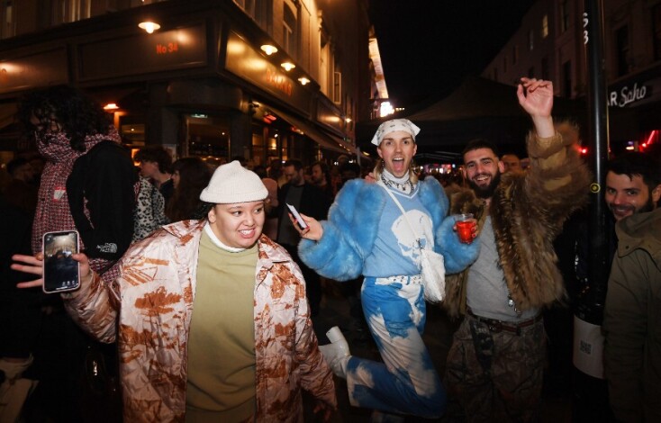 Άνοιξαν οι παμπ στο Λονδίνο και εκατοντάδες πολίτες το γιόρτασαν