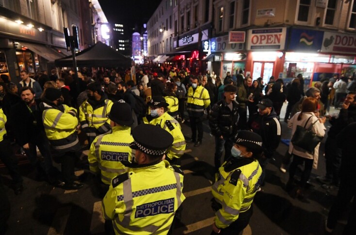 Άνοιξαν οι παμπ στο Λονδίνο και εκατοντάδες πολίτες το γιόρτασαν