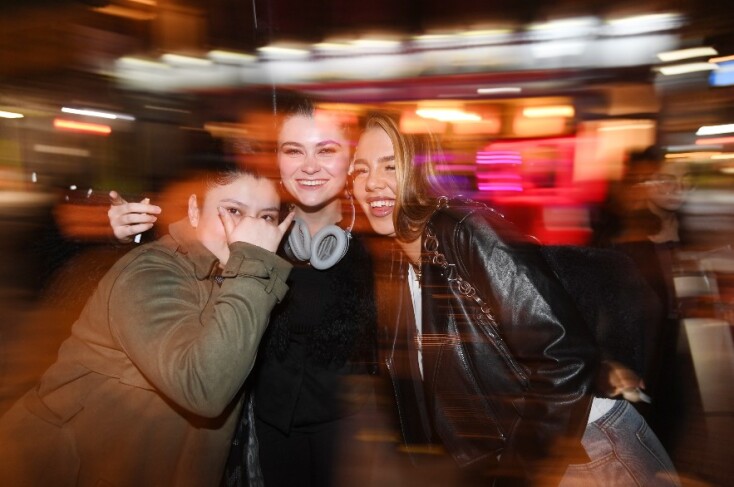 Άνοιξαν οι παμπ στο Λονδίνο και εκατοντάδες πολίτες το γιόρτασαν