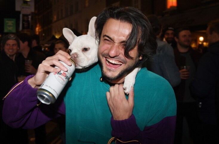 Άνοιξαν οι παμπ στο Λονδίνο και εκατοντάδες πολίτες το γιόρτασαν