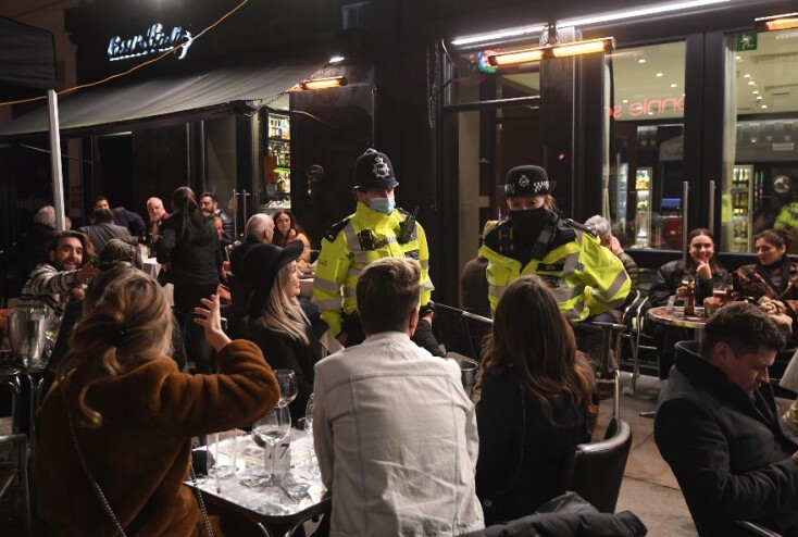 Άνοιξαν οι παμπ στο Λονδίνο και εκατοντάδες πολίτες το γιόρτασαν