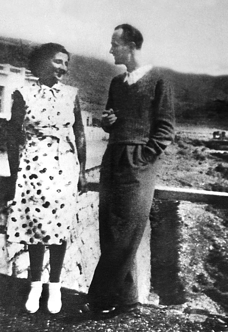 Ο Παναγιώτης Κανελλόπουλος με τη σύζυγό του, Νίτσα, εξόριστοι στην Κάρυστο