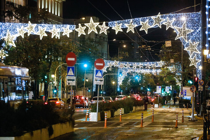 Χριστουγεννιάτικος στολισμός σε τμήμα από τον «Μεγάλο Περίπατο της Αθήνας» που διέρχεται από την Πανεπιστημίου