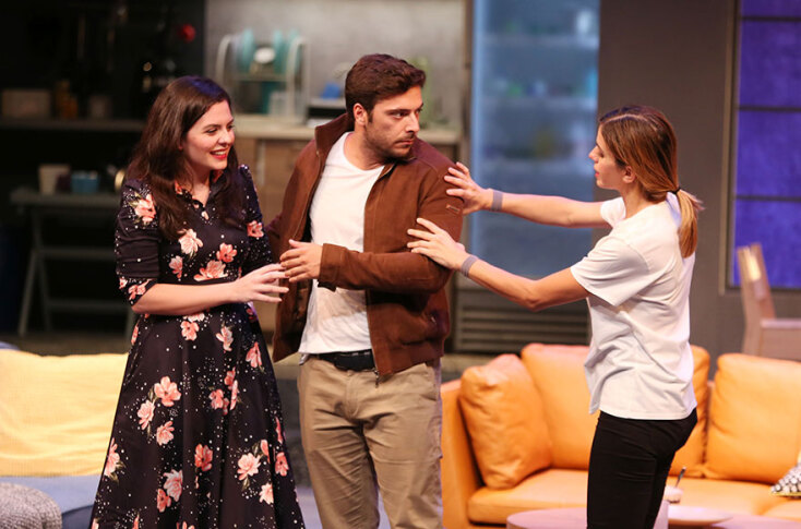 Ο Πάνος Νάτσης με Ανθή Σαββάκη και Αλεξάνδρα Ταβουλάρη σε θεατρική παράσταση