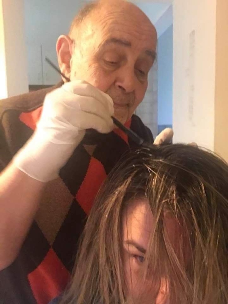 #menoumespiti με την Athens Voice: Ο συγγραφέας Αλέξης Πανσέληνος περιγράφει μία μέρα στο σπίτι, εν μέσω πανδημίας κορωνοϊού.