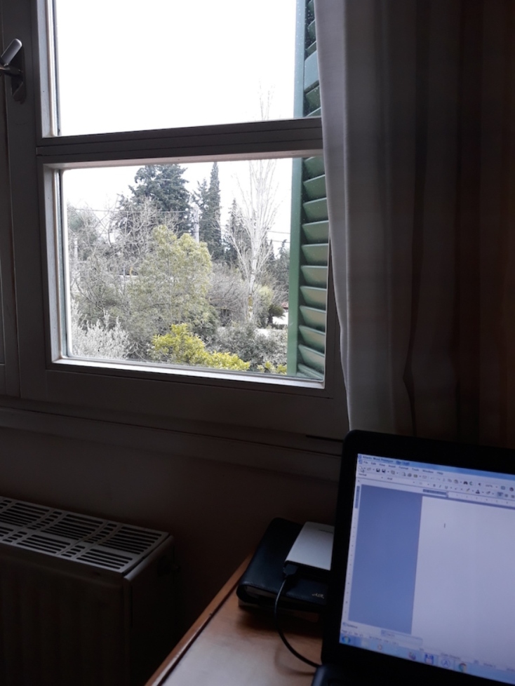 #menoumespiti με την Athens Voice: Ο συγγραφέας Αλέξης Πανσέληνος περιγράφει μία μέρα στο σπίτι, εν μέσω πανδημίας κορωνοϊού.