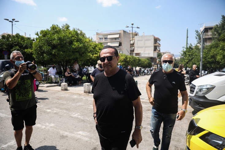 Κηδεία Βοσκόπουλου: Ο τραγουδιστής, Λευτέρης Πανταζής, φτάνει στο Α' Νεκροταφείο