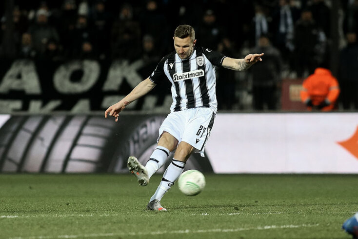 Ο Γιασμίν Κούρτιτς εκτελεί με φάουλ τη Γάνδη για τον ΠΑΟΚ στο πρώτο παιχνίδι στο Europa Conference League