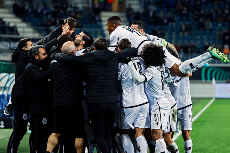 Παίκτες και προπονητικό τιμ ένα «κουβάρι» μετά το γκολ του Κρέσπο στο παιχνίδι Γάνδη - ΠΑΟΚ