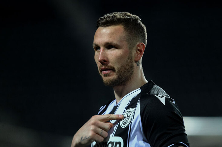 Europa Conference League: Ο Γιάσμιν Κούρτιτς έχει σκοράρει με φάουλ για τον ΠΑΟΚ κόντρα στη Γάνδη και πανηγυρίζει, δείχνοντας το σήμα της ομάδας