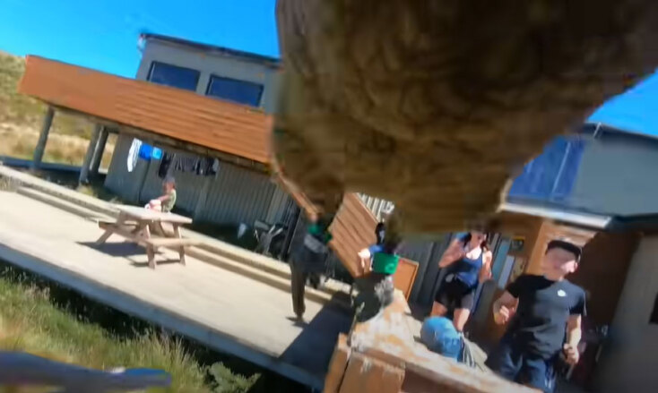 Ο παπαγάλος Κέα στη Νέα Ζηλανδία έχει αρπάξει την κάμερα GoPro και έχει ξεκινήσει την πτήση του