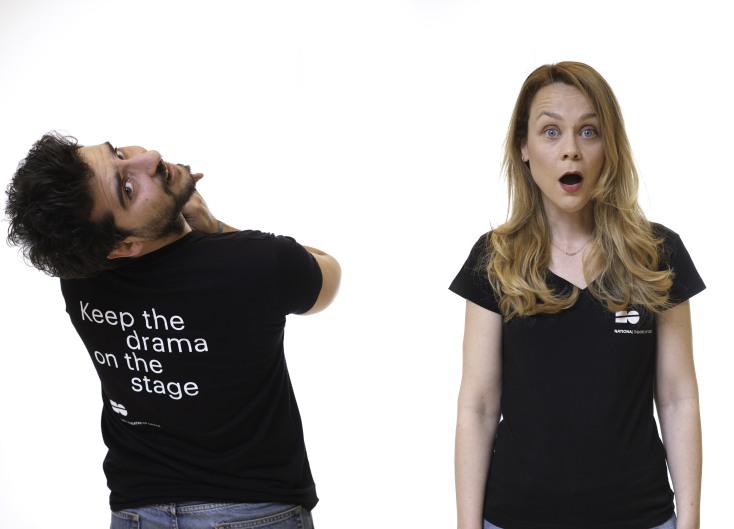 Ο Κωνσταντίνος Μπιμπής και η Λένα Παπαληγούρα φορούν t-shirts από το eshop του Εθνικού Θεάτρου