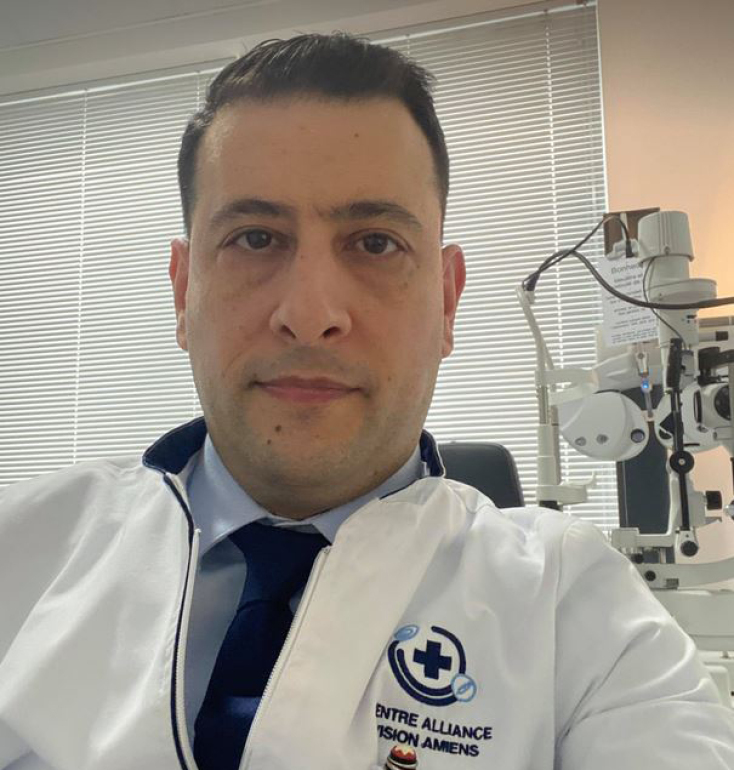 O Σταμάτης Παπασάββας εργάζεται ως χειρουργός οφθαλμίατρος στην Αμιένη της Γαλλίας