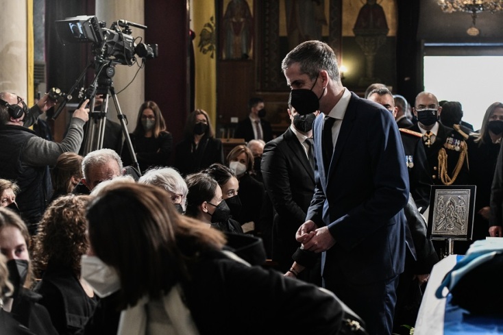 Ο Κώστας Μπακογιάννης στην εξόδιο ακολουθία για τον Κάρολο Παπούλια