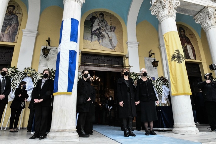 Η σύζυγος και οι κόρες του Κάρολου Παπούλια