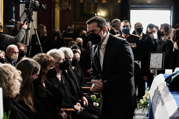 Ο Αλέξης Τσίπρας στην εξόδιο ακολουθία για τον Κάρολο Παπούλια