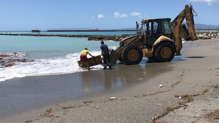 Πελώρια κύματα «σάρωσαν» την παραλία της Καλαμάτας - Η ακτή γέμισε με κομμάτια από τις ξύλινες εξέδρες