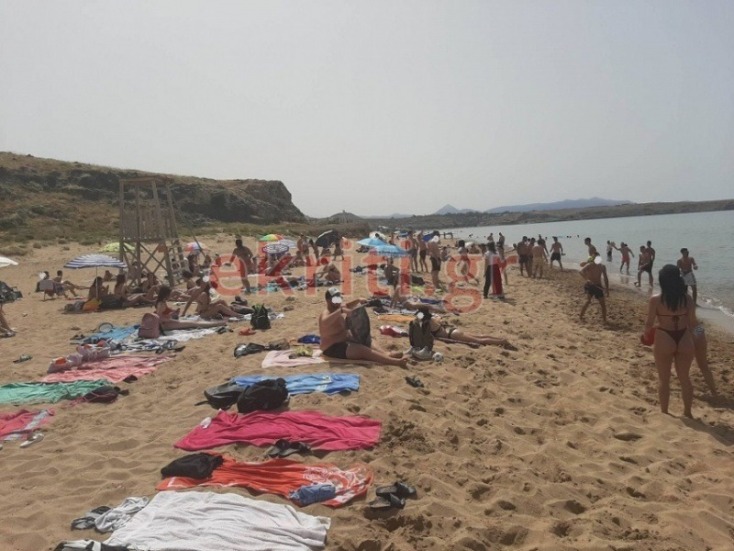 Κορωνοϊός: Αποστάσεις ούτε για δείγμα μεταξύ των λουομένων σε παραλία του Ηρακλείου Κρήτης